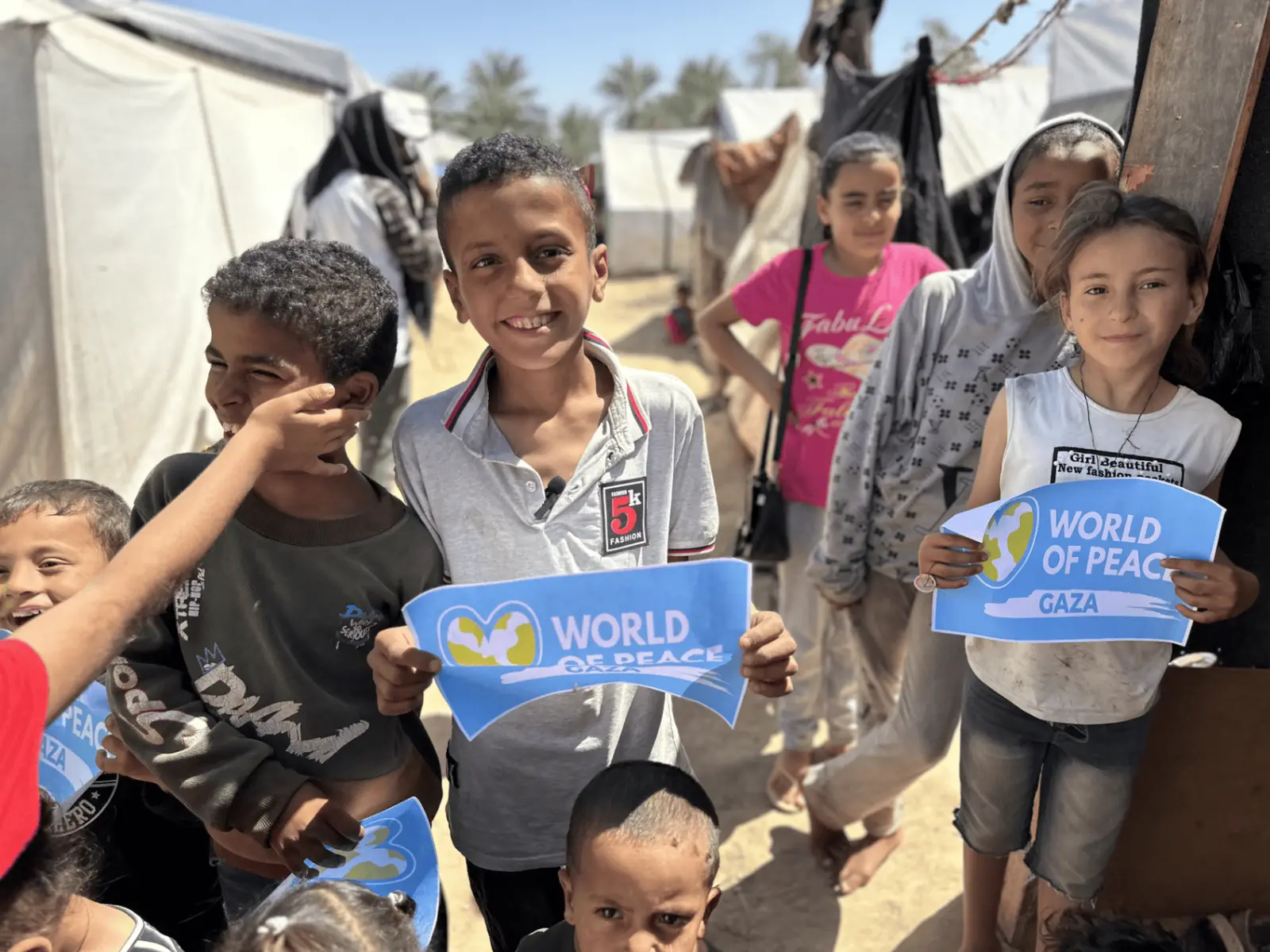 Kinder mit World of Peace Banner