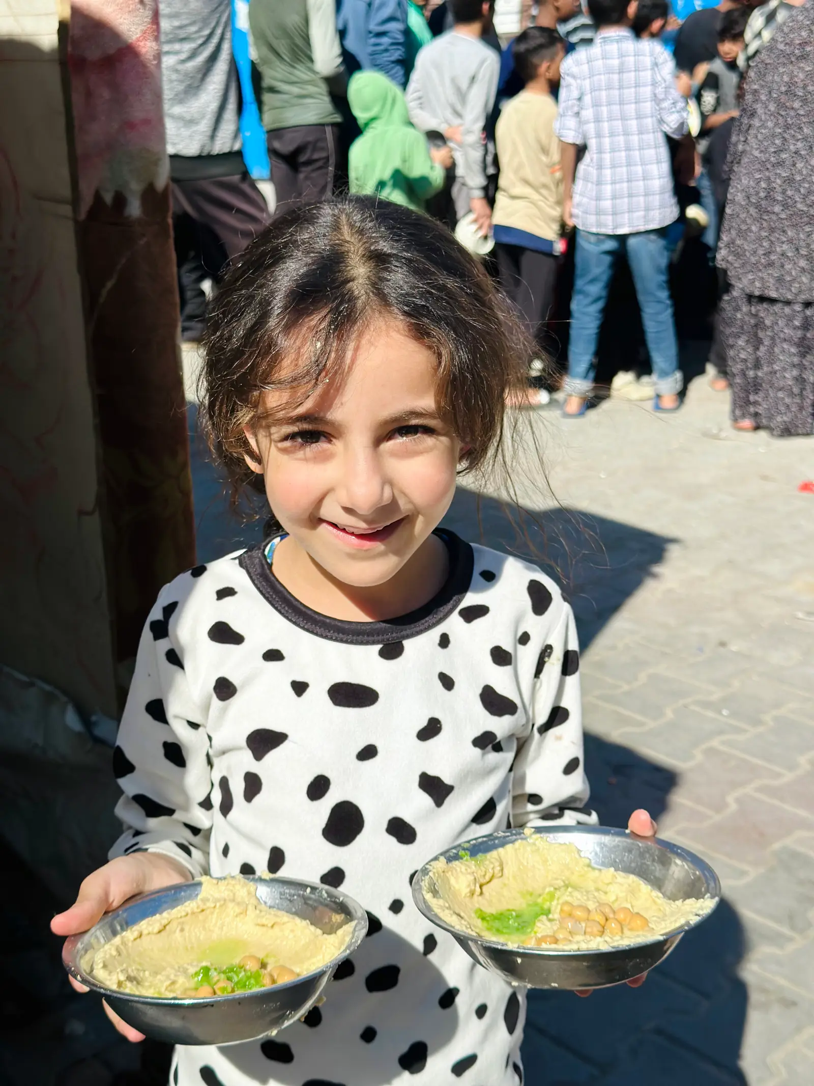 Mädchen mit Essensschalen in Gaza