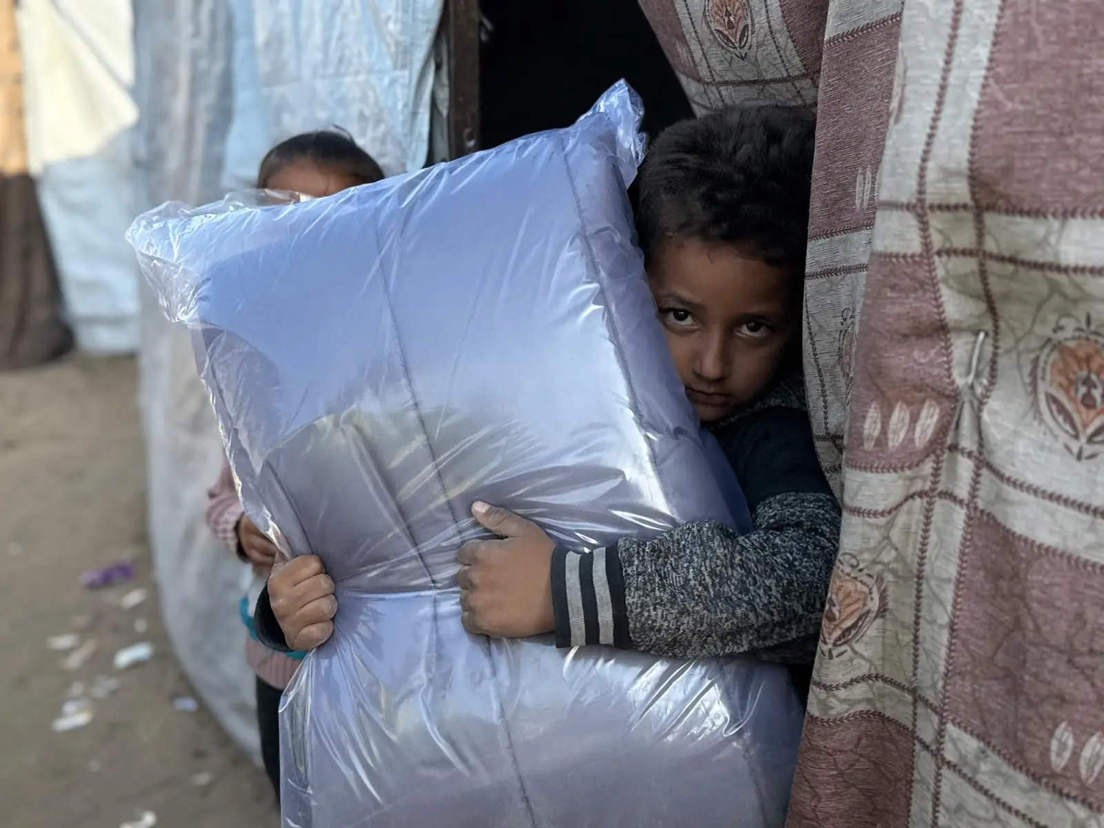 Winterhilfe Gaza - Kind mit Schlafsack
